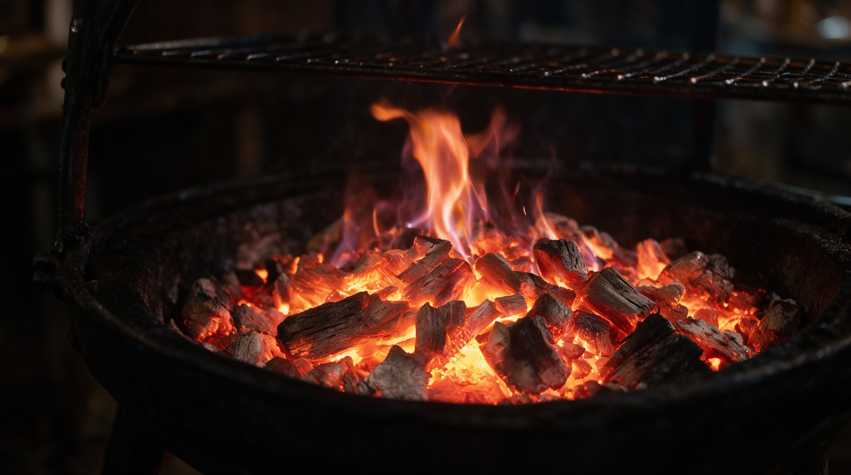 Brasas de leña encendidas con llamas en la parrilla de un asador castellano